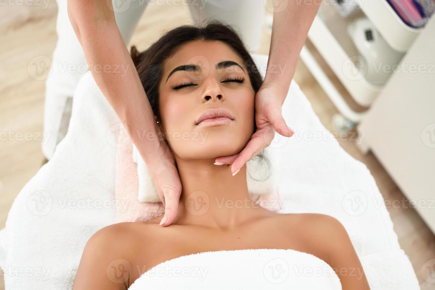 kvinna som får huvudmassage i spa-wellnesscenter. foto