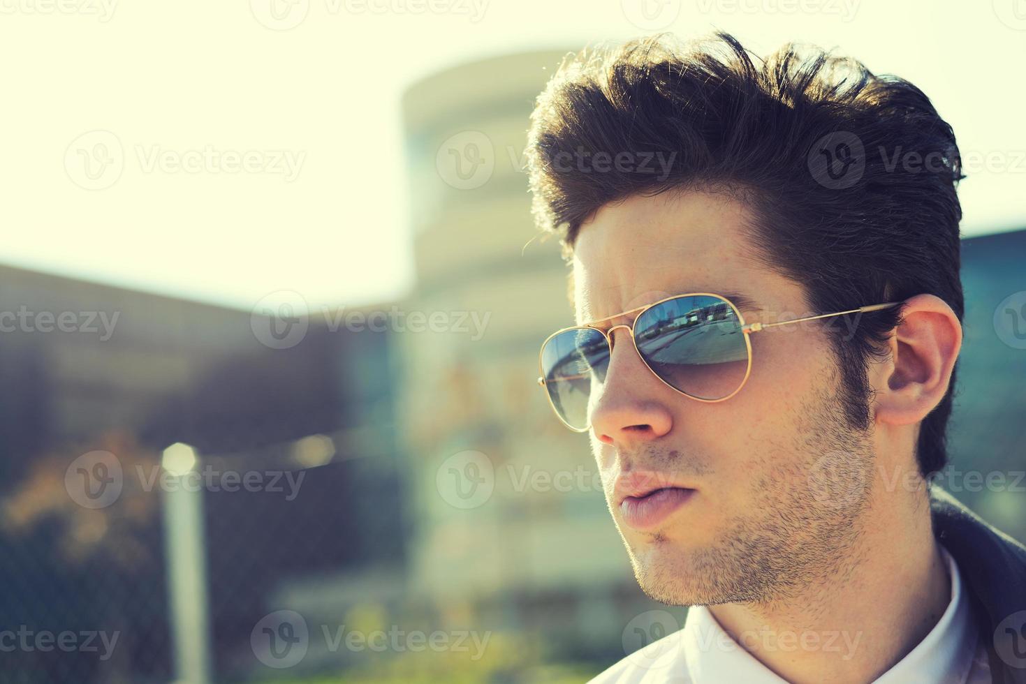 attraktiv ung man med solglasögon foto