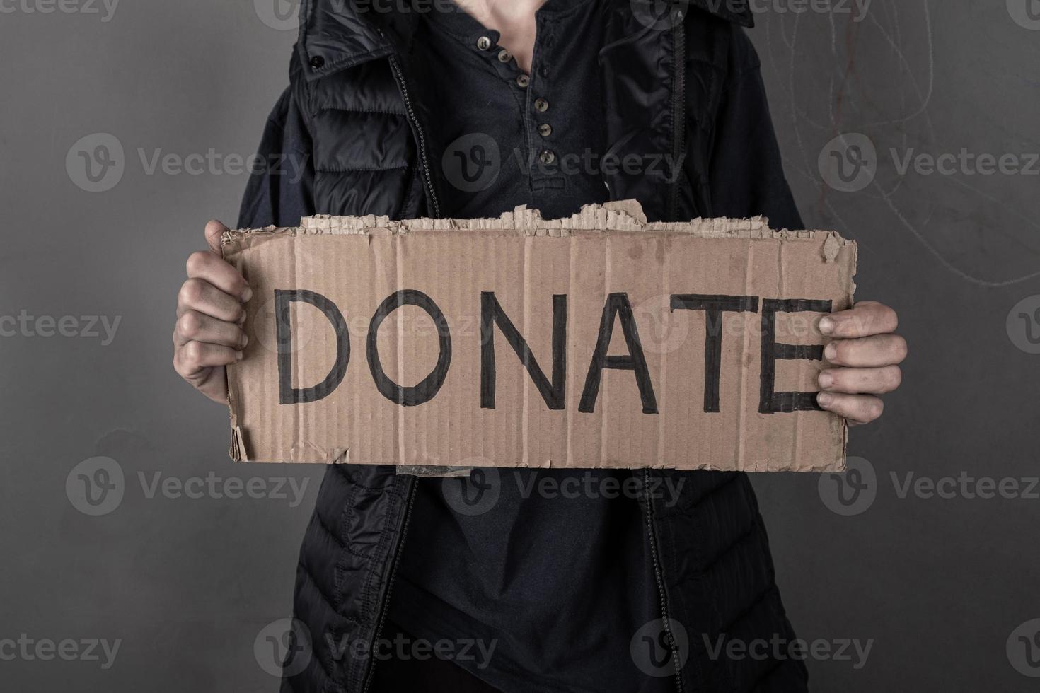 kvinna ber om hjälp med donation tecken foto