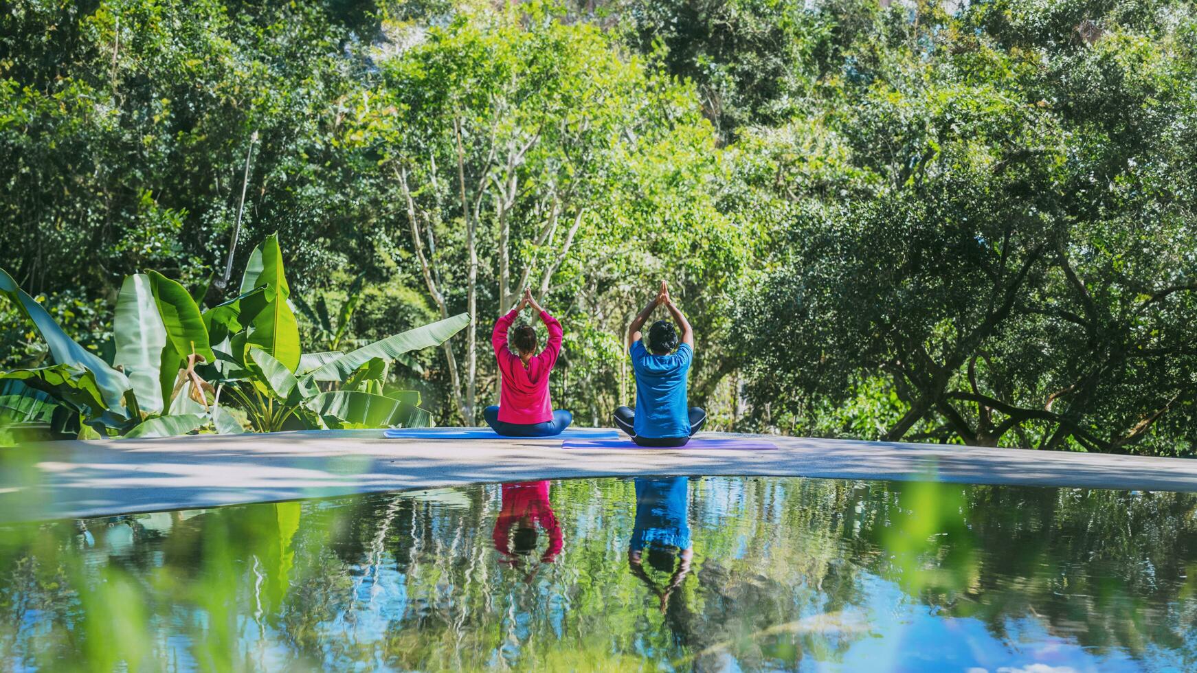 asiatisk kvinna och asiatisk man reser naturen. resa slappna av. yogaställningskoncept, bra hälsovård med yogaställningar. utomhus träning relax yoga. foto