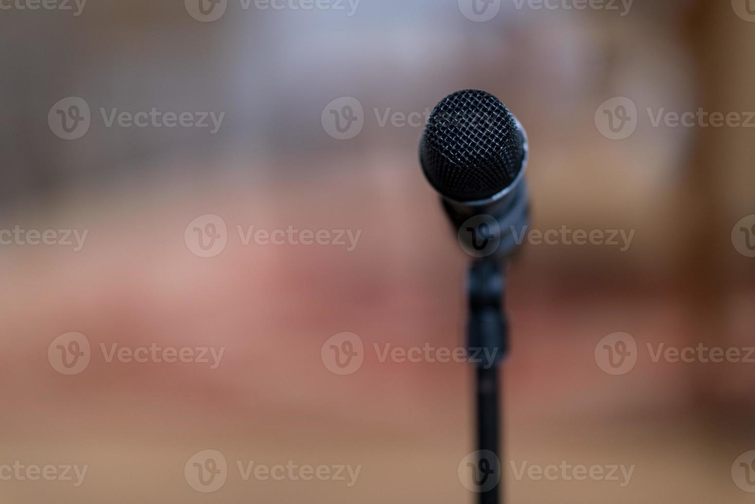 mikrofon på scenen, högtalare, konferens foto