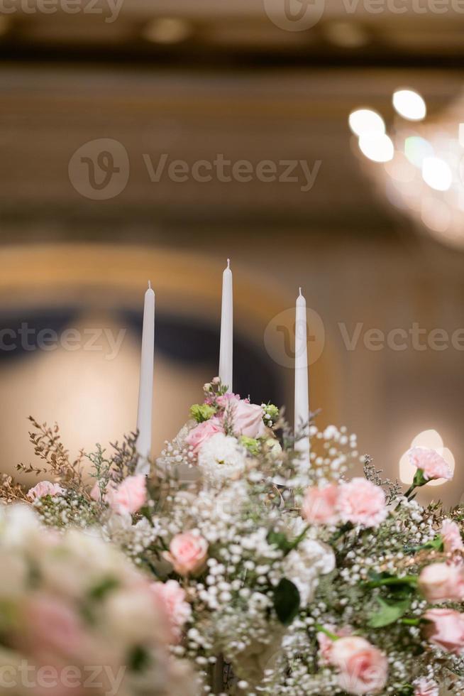 ljus i mörkret, bröllopsljus med bokeh ljus bakgrund foto