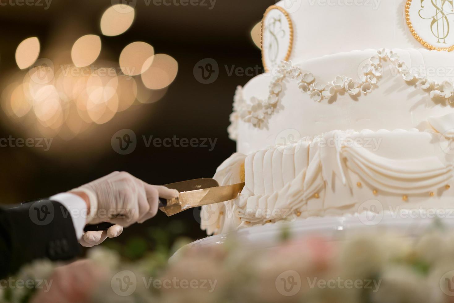 skära tårta bröllop, par hand tillsammans, firande foto