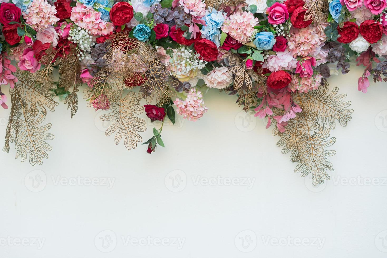 bröllopsbakgrund, bröllopsdekoration, rosvägg, färgstark bakgrund, färsk ros, blombukett foto