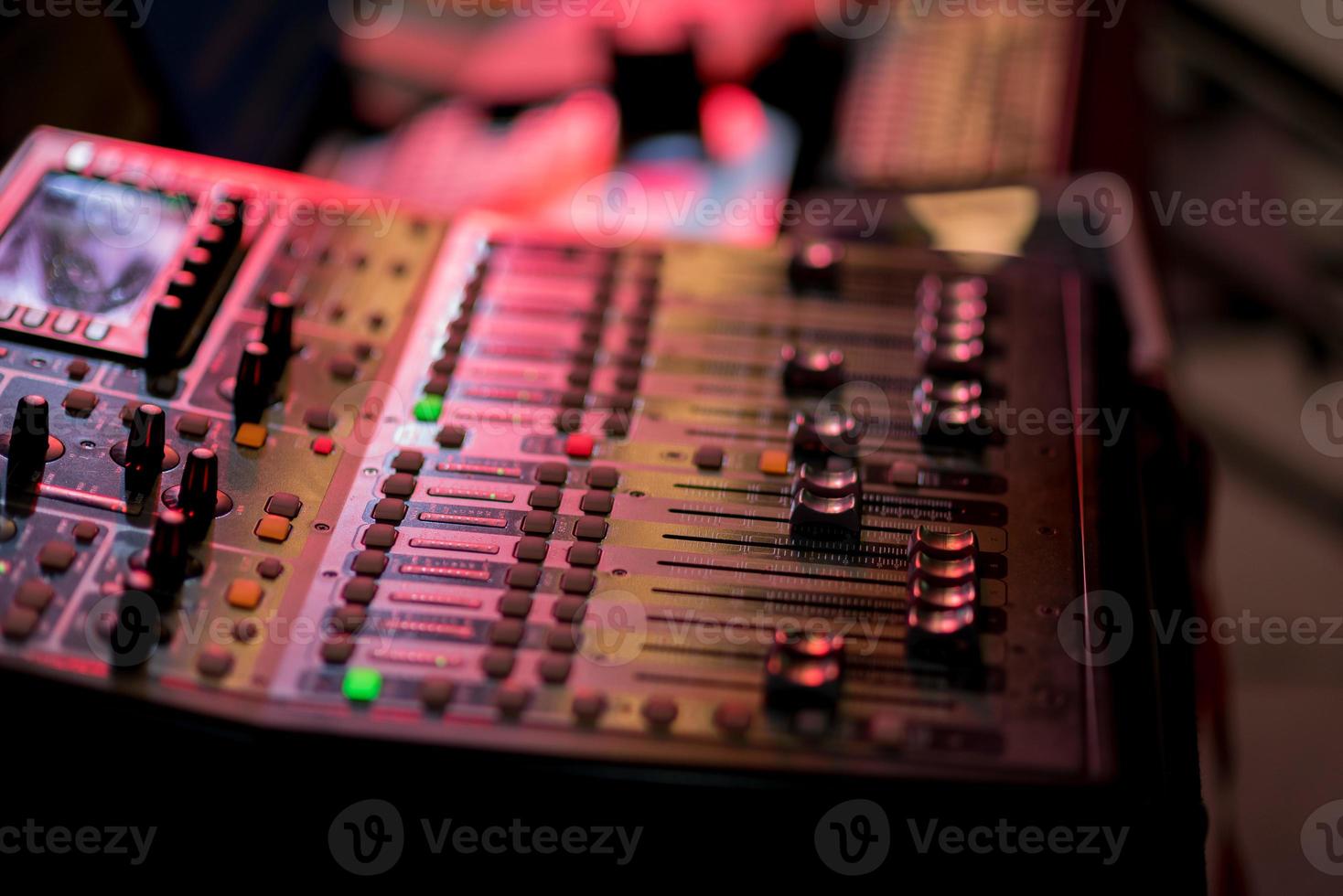 ljudkontroll för konsert, mixerstyrning, musikingenjör, backstage foto