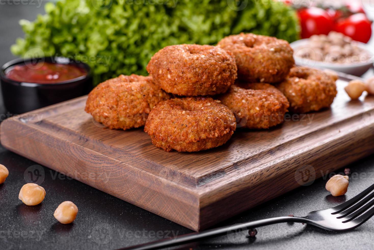 vacker läcker färsk kikärta falafel med såser på en konkret bakgrund foto