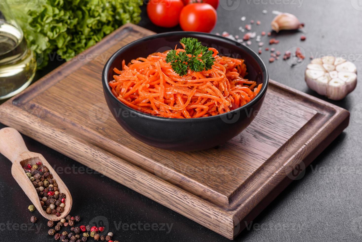 läckra kryddiga saftiga ljusa koreanska morötter i keramiska rätter foto