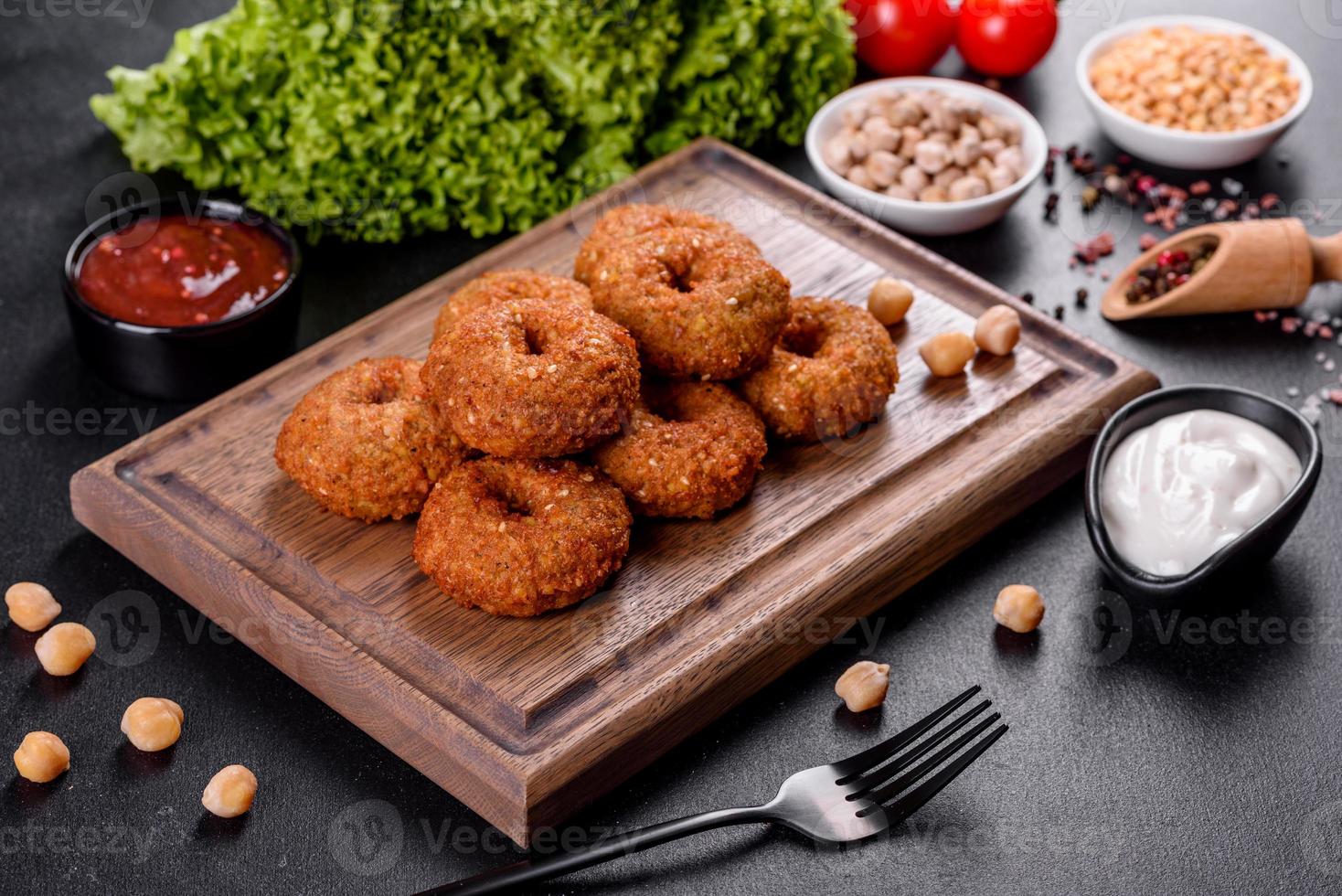 vacker läcker färsk kikärta falafel med såser på en konkret bakgrund foto