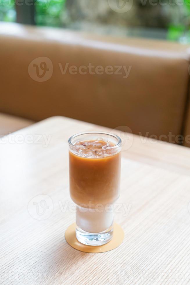 iced latte kaffeglas i kafé och restaurang foto