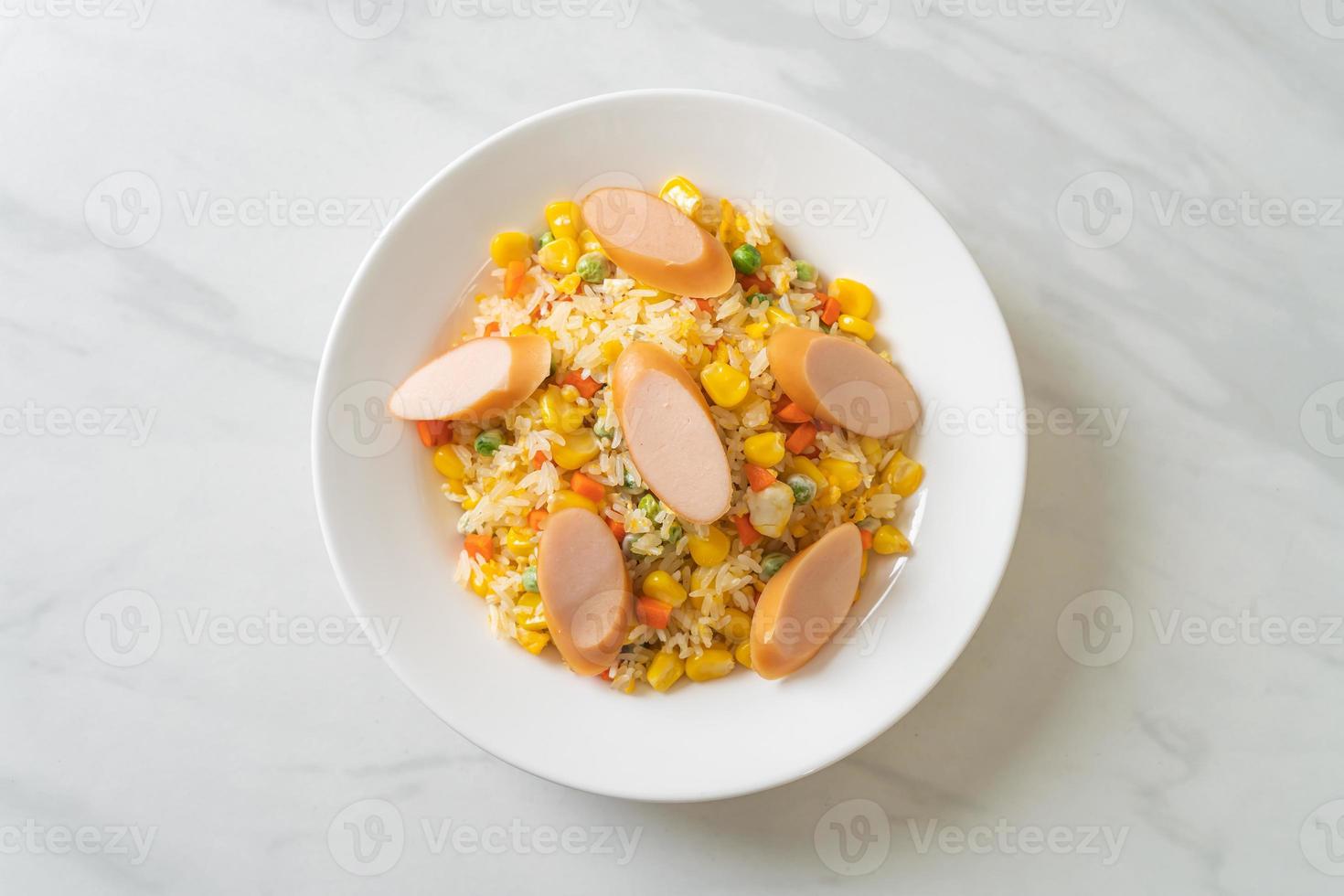 stekt ris med korv och blandad grönsak foto