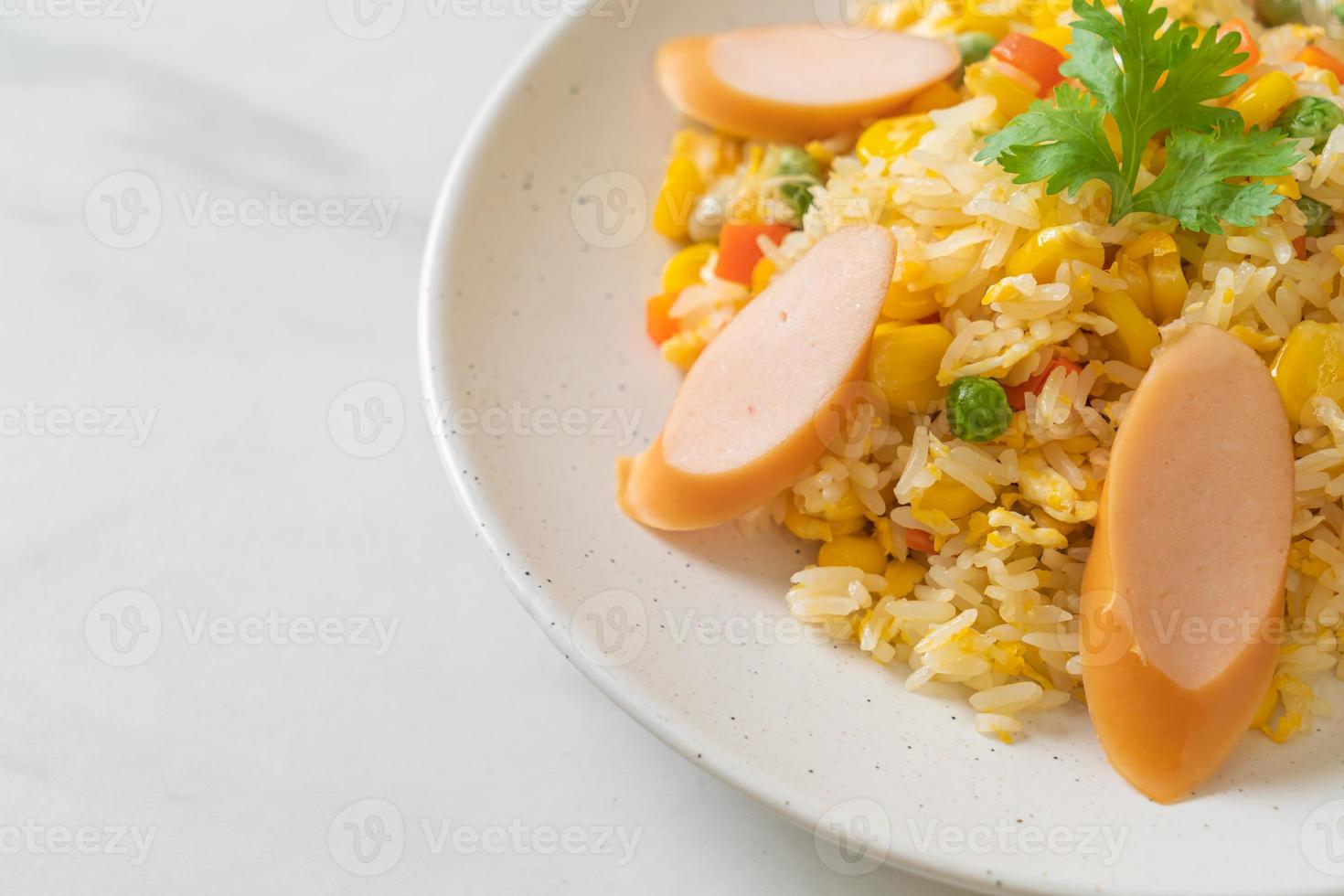 stekt ris med korv och blandad grönsak foto