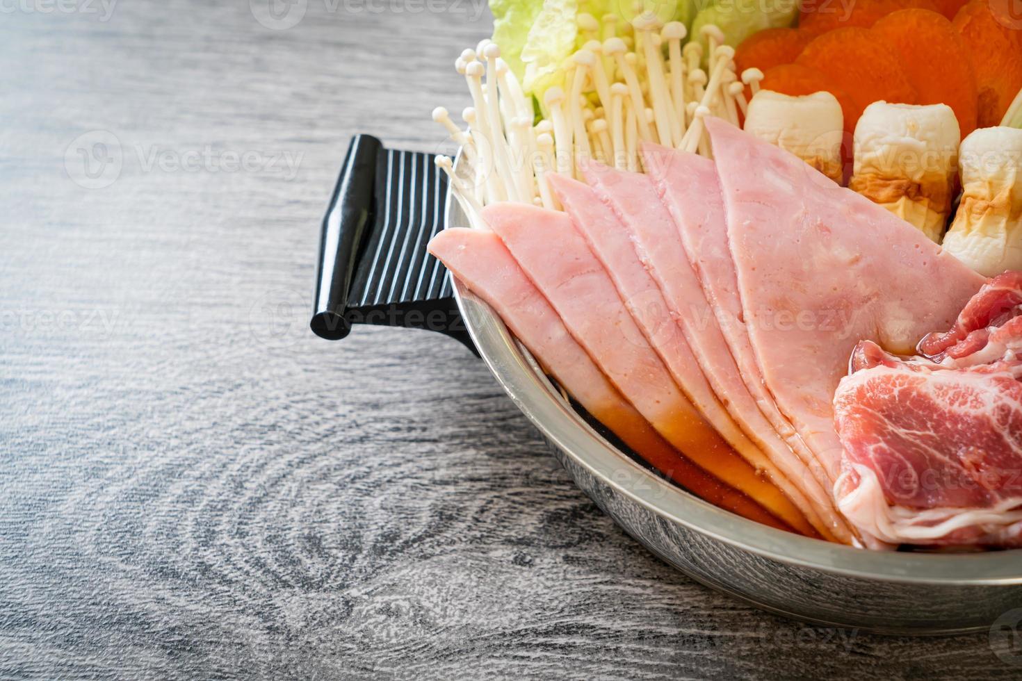 sukiyaki eller shabu hot pot svart soppa med kött rå och grönsaker - japansk matstil foto