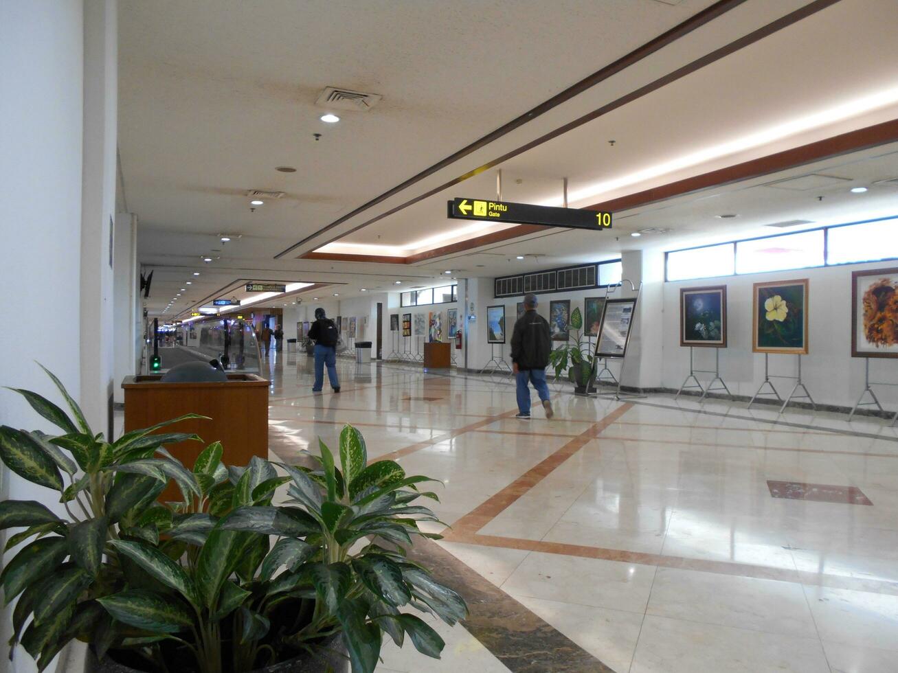 Sidoarjo, öst java, indonesien - augusti 25 2023 - de atmosfär inuti de juanda internationell flygplats terminal är snarare tyst för passagerare i de morgon- foto
