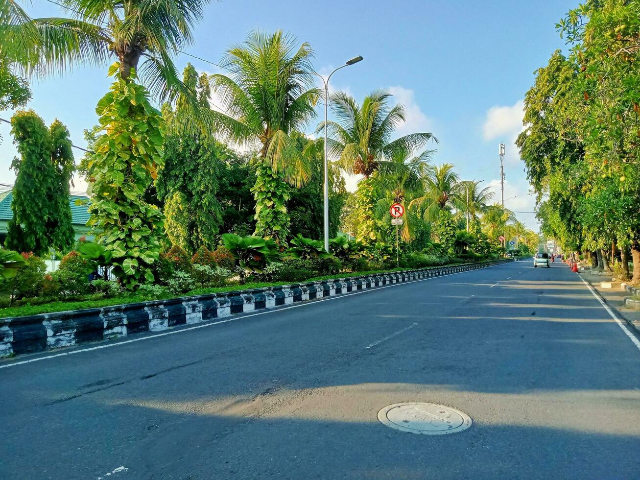 denpasar, bali, indonesien - 19 Maj 2023 - de atmosfär på pbsudirman gata som är i de mitten av denpasar stad i de morgon- foto