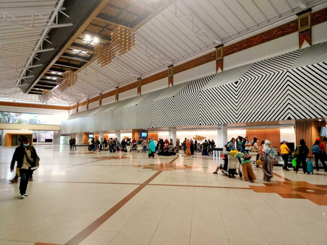 Sidoarjo, öst java, indonesien - augusti 25 2023 - de atmosfär inuti de juanda internationell flygplats terminal är snarare tyst för passagerare i de morgon- foto