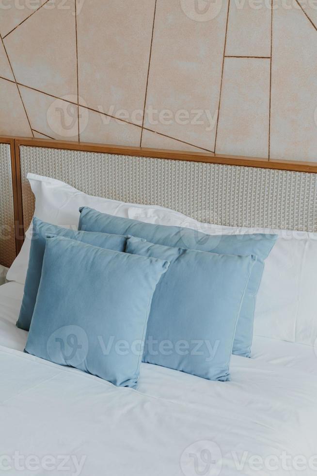 vacker och bekväm kuddedekoration i sovrumsinteriören foto