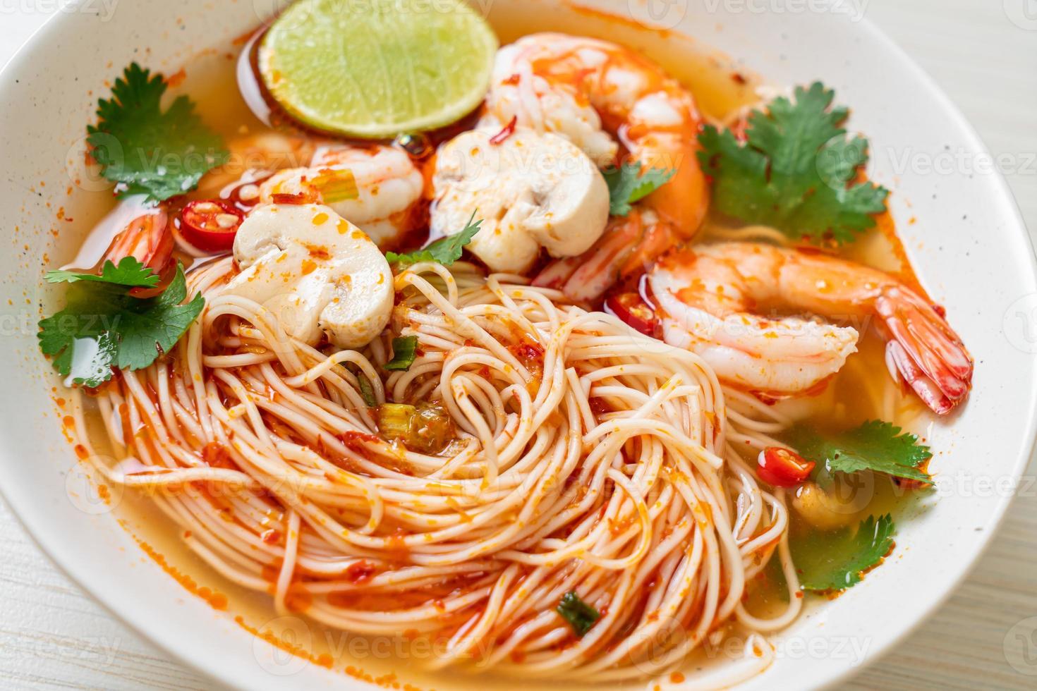 nudlar med kryddig soppa och räkor eller tom yum kung - asiatisk matstil foto