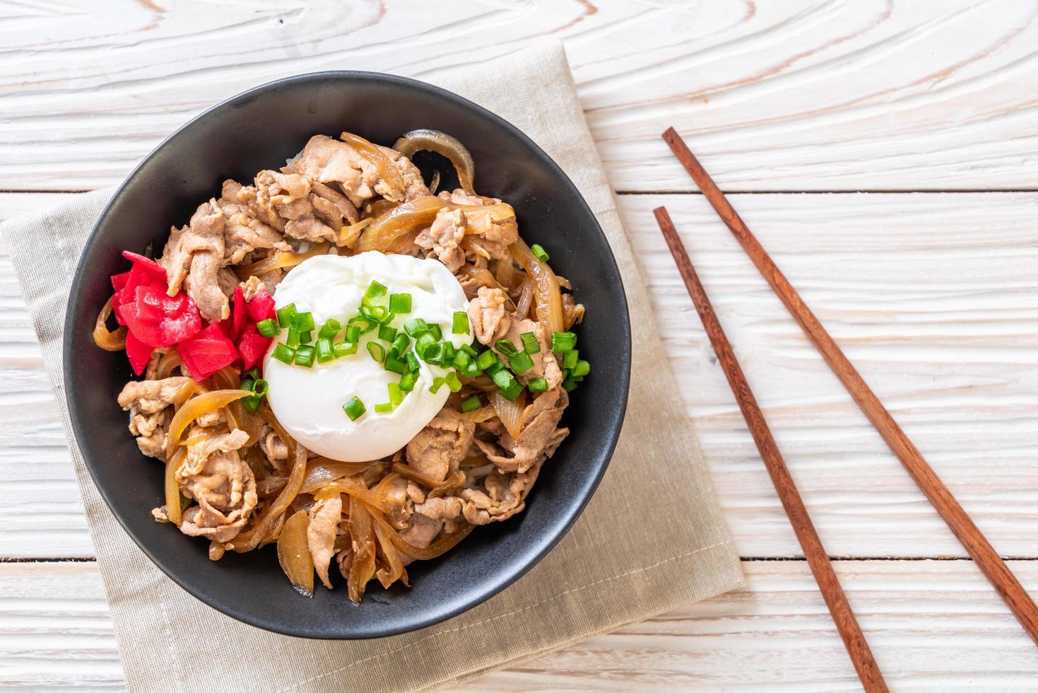 fläskrisskål med ägg eller donburi - japansk mat foto