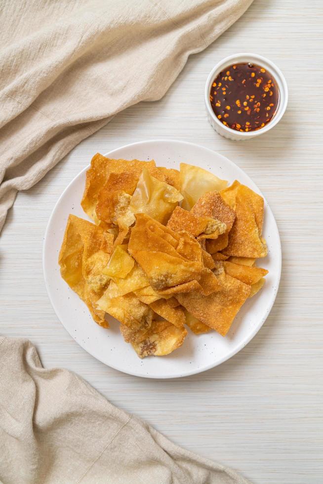 friterad fläsk wonton med doppsås foto