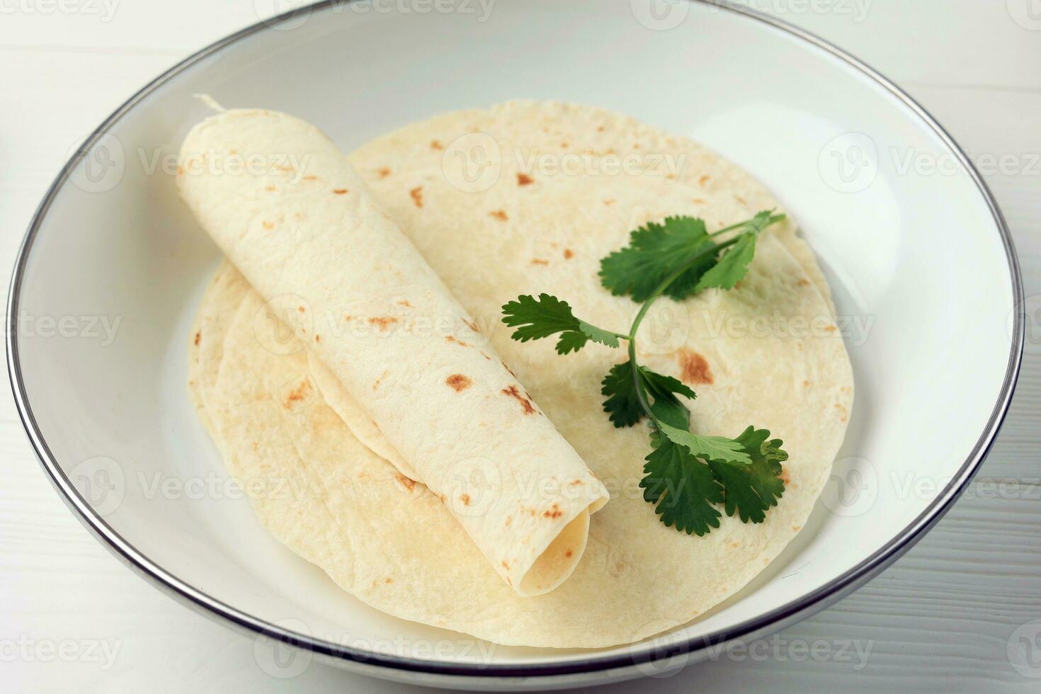 enkel vete tortilla slå in på vit bakgrund foto
