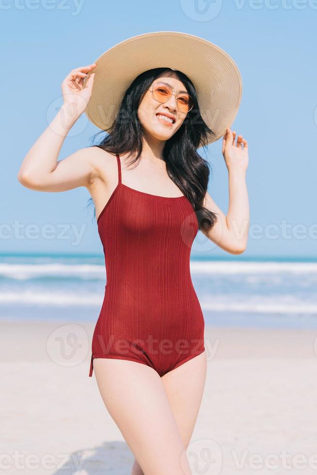 vacker ung asiatisk kvinna i badkläder foto