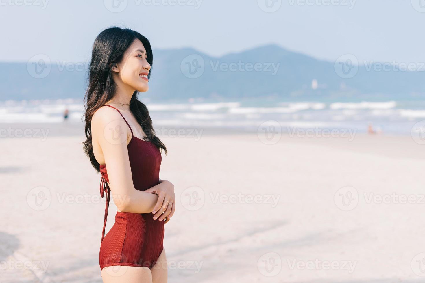 vacker ung asiatisk kvinna i badkläder foto