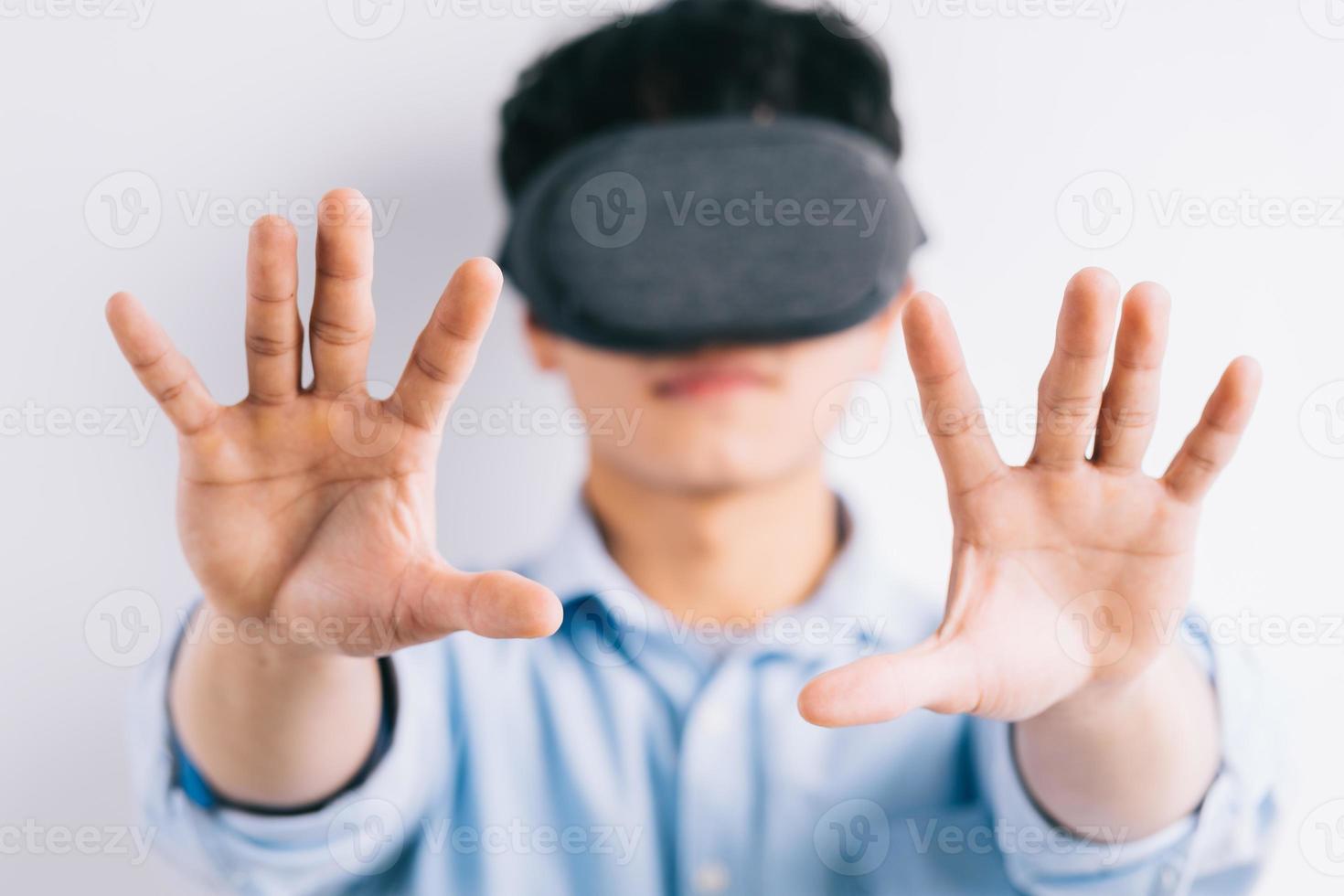 man upplever virtual reality-glasögonen foto