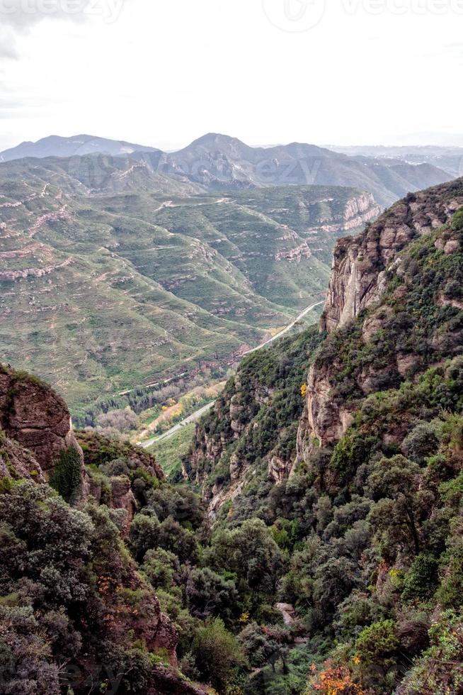 bergslandskap vid santa maria de montserrat-klostret. Spanien. foto