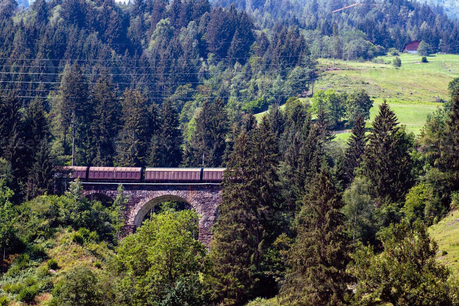 ett pittoreskt alpint landskap med en gammal järnvägsbro. Österrike. foto