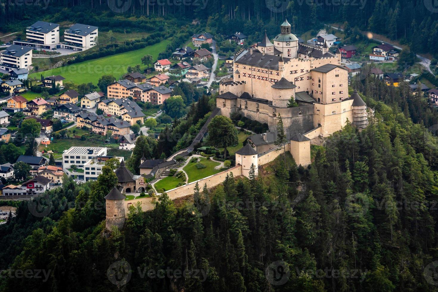 hohenwerfen slott och fästning ovanför salzach-dalen vid werfen i Österrike foto