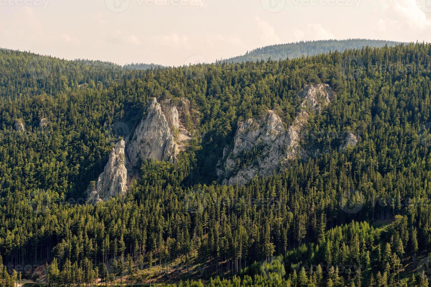 det österrikiska alpina bergslandskapet på en disig höstdag. foto