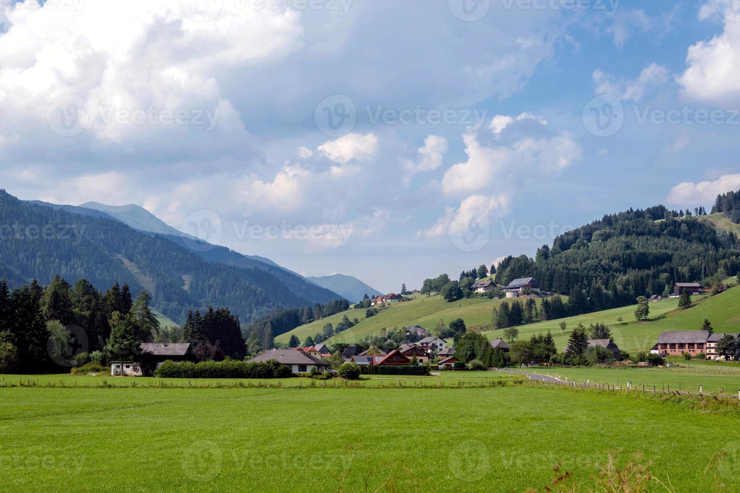 typisk österrikisk by i foten av Alperna. foto