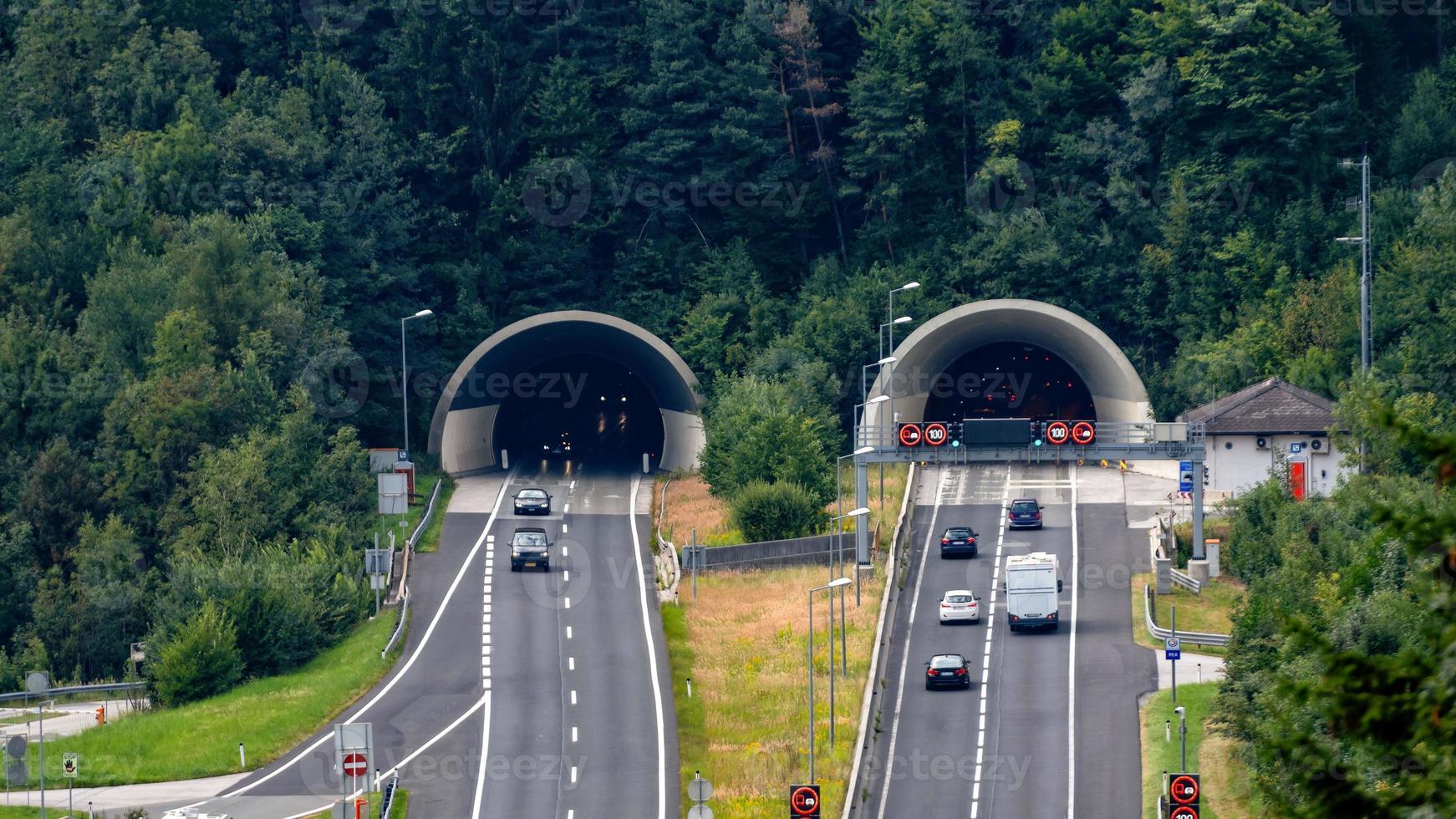 vacker utsikt över bergen och ingången till autobahn tunnel nära byn werfen, österrike foto