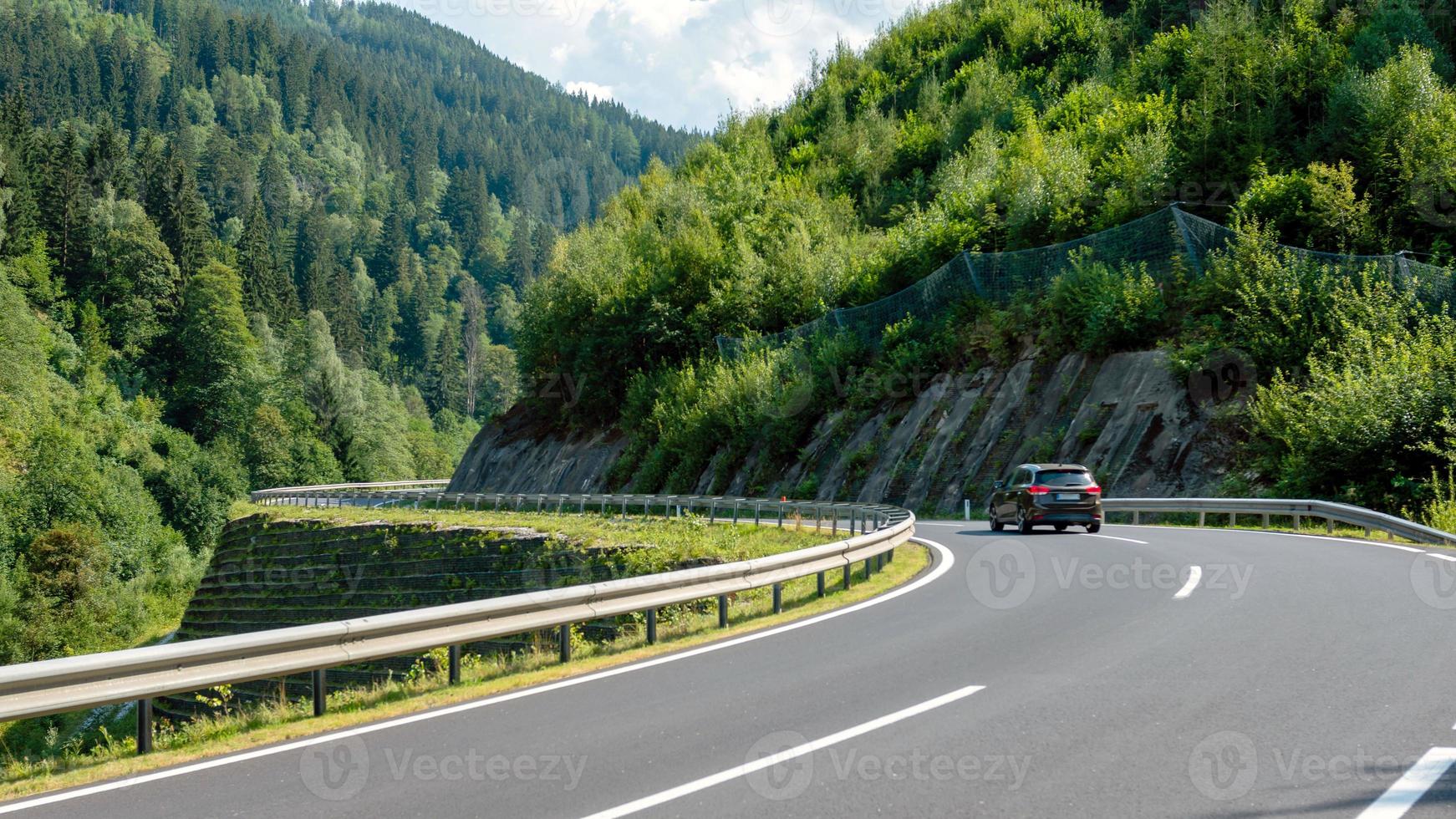 en pittoresk asfalterad bergsväg genom alperna. Österrike. foto