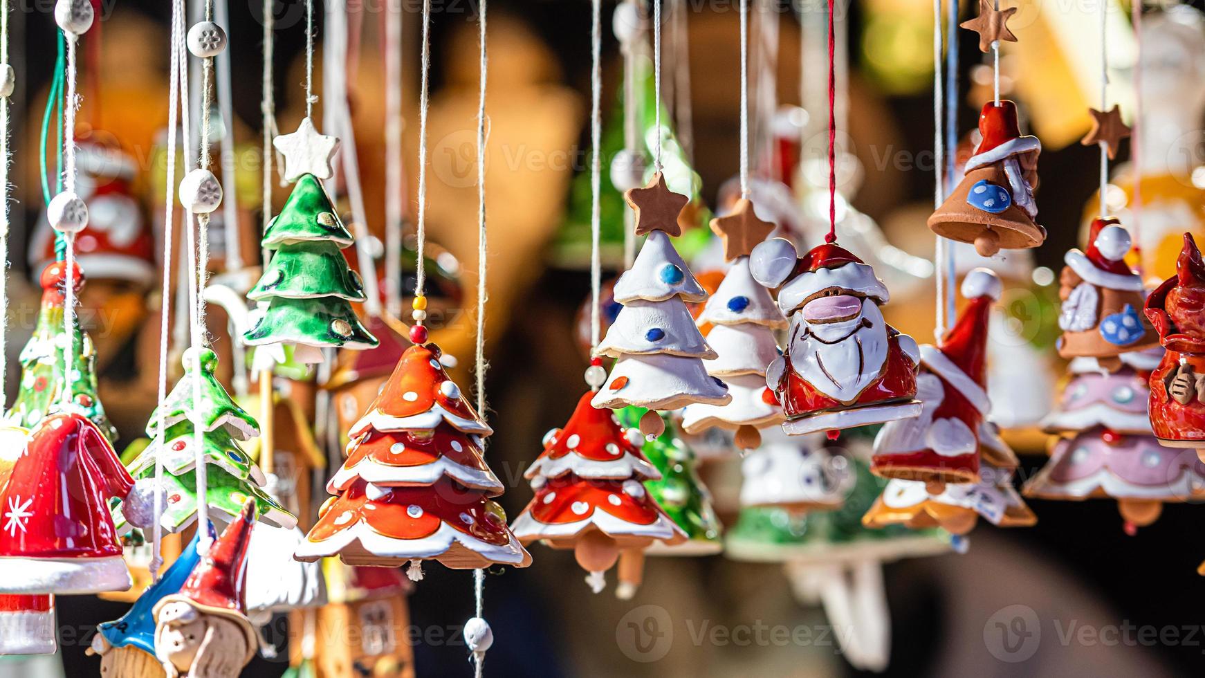 julkeramikdekorationer på julmarknaden i Riga, Lettland foto