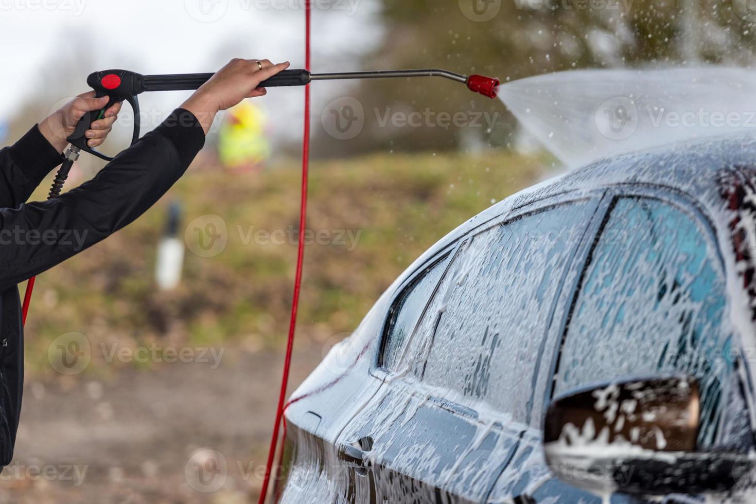 bil utan beröringstvätt självbetjäning. tvätta med vatten och skum. foto