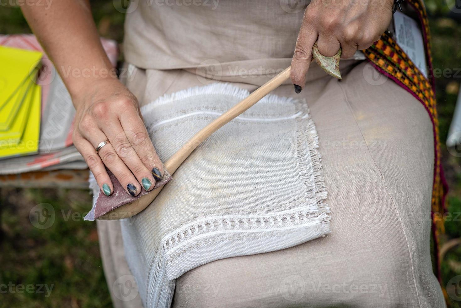 kvinna som gör traditionella hantverk träsked foto