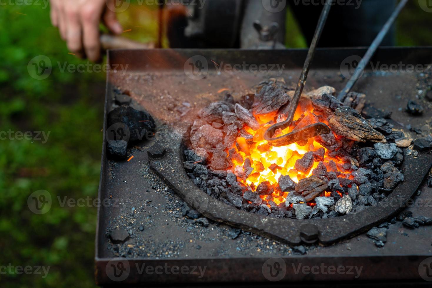 smed smide en remsa av het metall foto