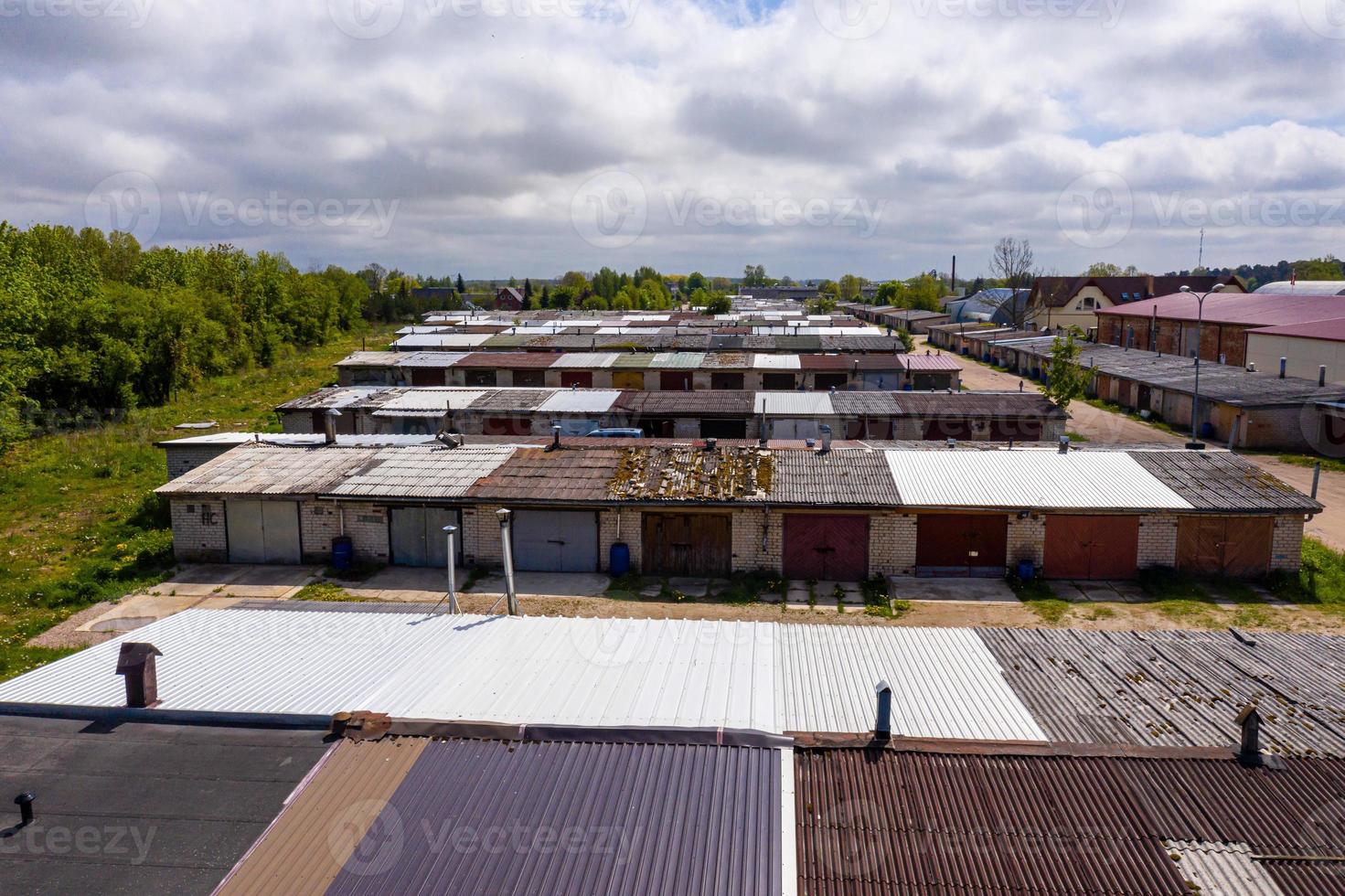 bilverkstäder i utkanten av Dobele stad, Lettland foto