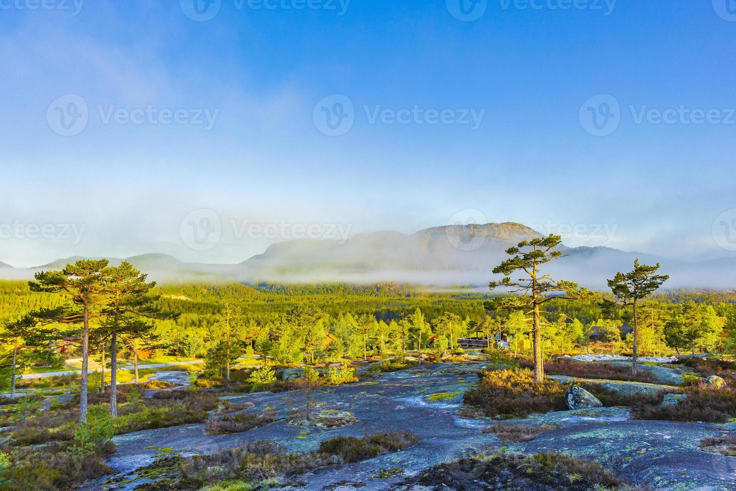 morgon soluppgång dimma moln och berg natur landskap nissedal norge. foto