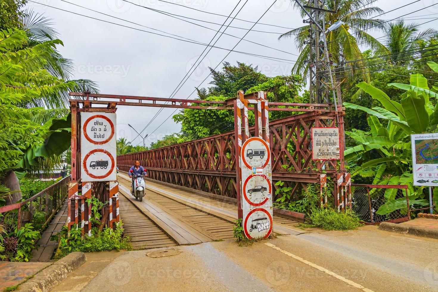 gammal fransk bro av träskiva luang prabang laos asien. foto