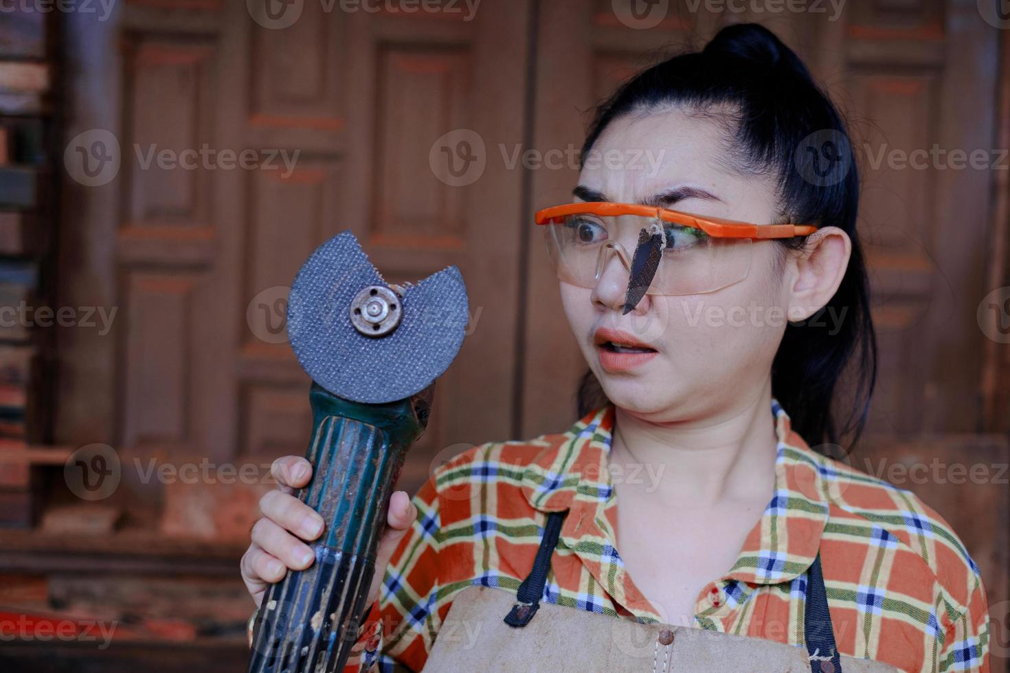 bära skyddsglasögon räddade denna tekniker kvinna är öga när du arbetar eftersom plugin skärskivan är trasig foto