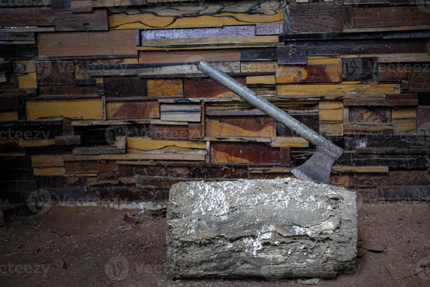 gammal metallyxa med fastnat i en stock på väggarna är gjord av olika typer av trä textur bakgrund foto