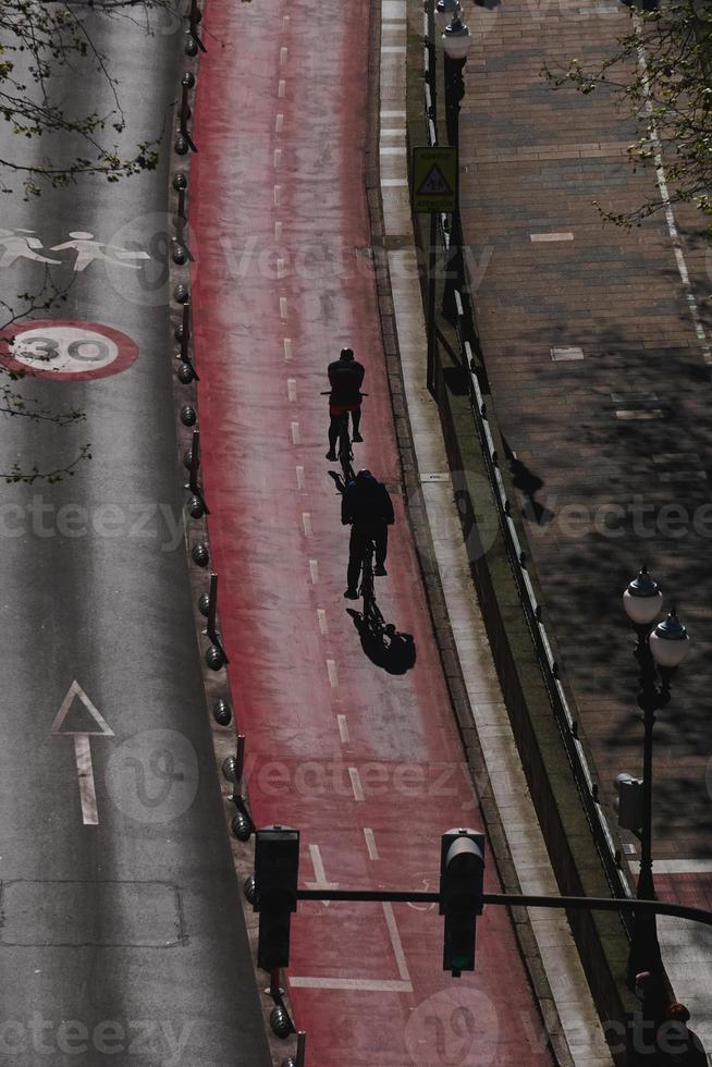 cyklist på cykelbanan i bilbao city spanien foto