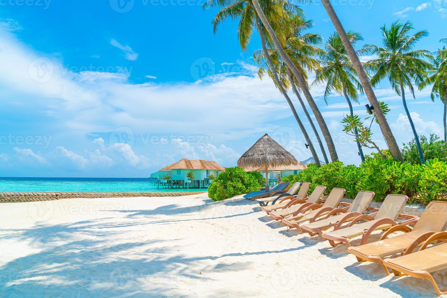 strandstolar med tropisk Maldiverna östrand och hav - bakgrund för semestersemesterbakgrund foto
