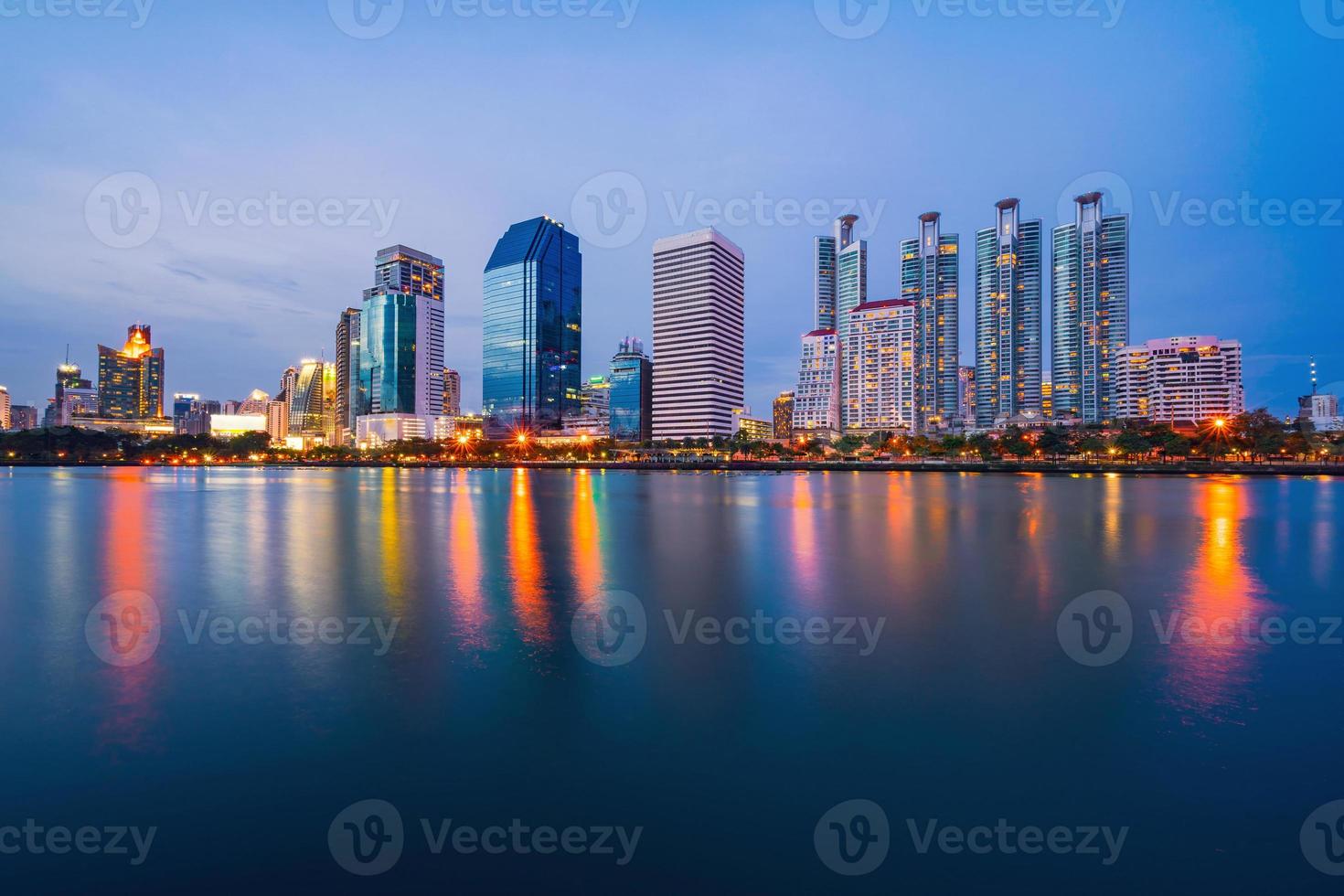 bangkok city downtown på skymning med reflektion av horisont, benjakiti park, bangkok, thailand foto