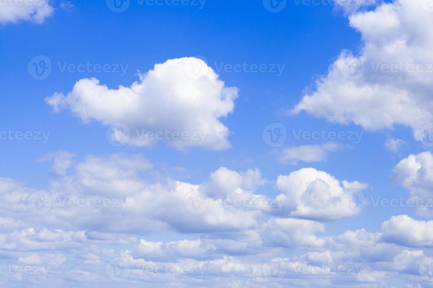 vita moln på den blå himlen foto