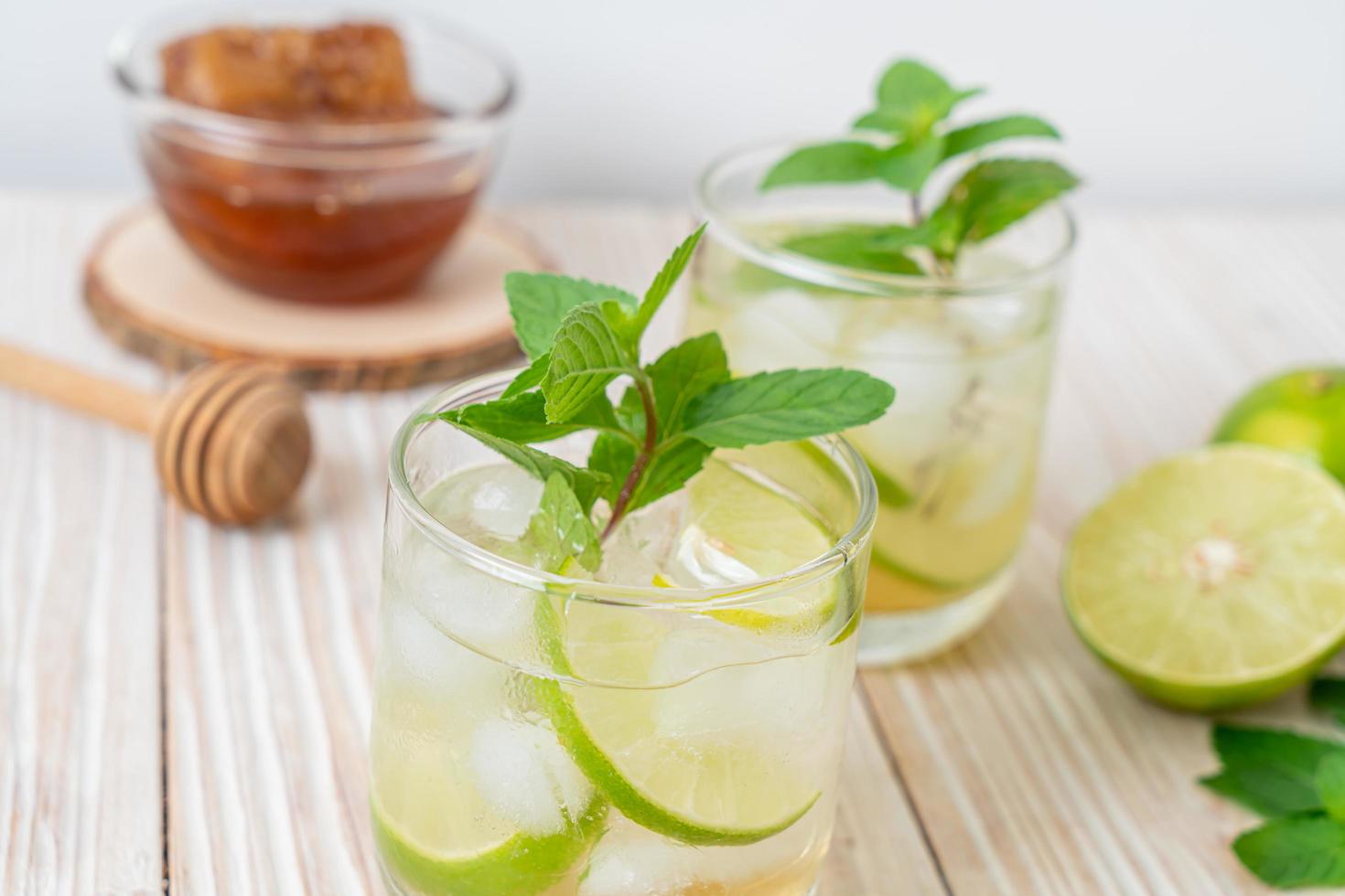 iced honung och lime soda med mynta - uppfriskande drink foto