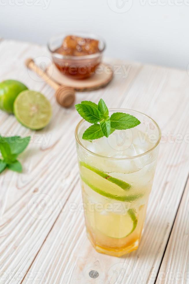 iced honung och lime soda med mynta - uppfriskande drink foto