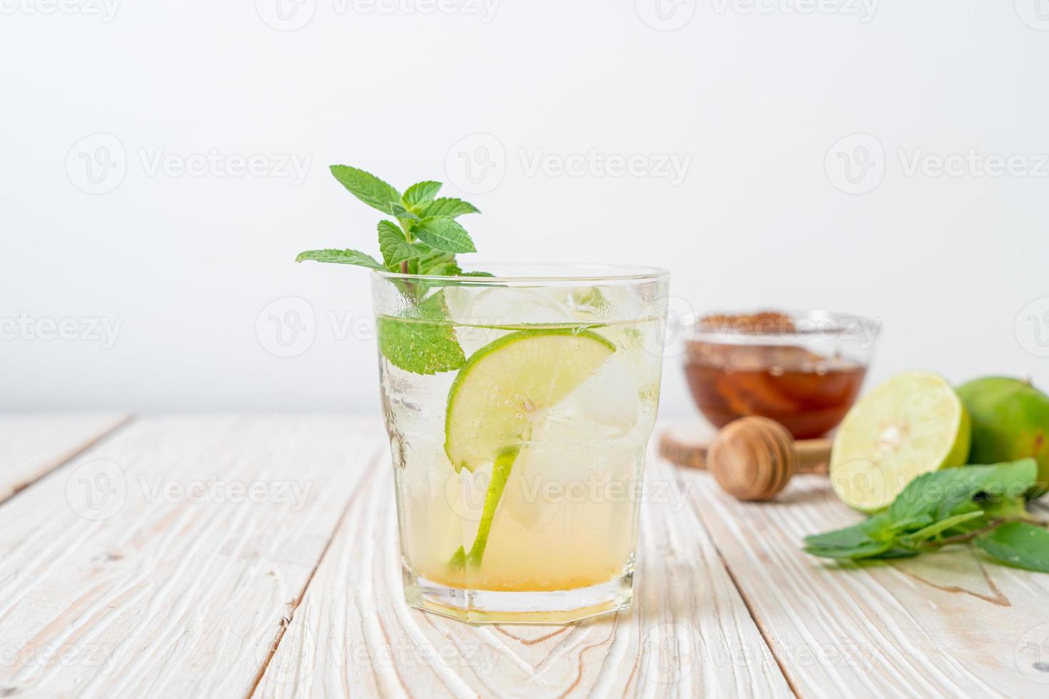 iced honung och lime soda med mynta - uppfriskande drink foto